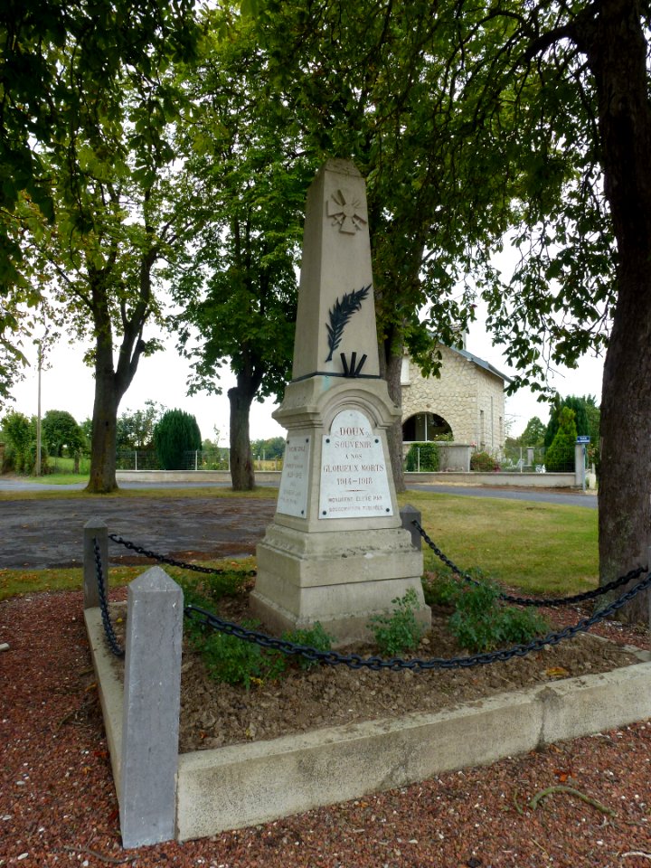 Doux (Ardennes) monument aux morts
