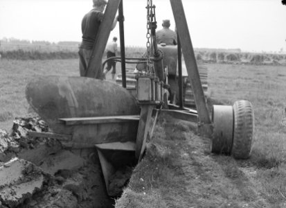 Drainage, graven, sleuven, arbeiders, Maas en Waal, Bestanddeelnr 160-0312