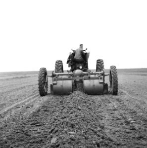 Drainage, arbeiders, machines, sleuven, dichten, ende van der, Bestanddeelnr 160-0358