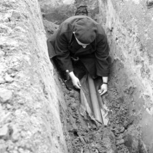 Drainage, buizen, opgraven, arbeiders, Bestanddeelnr 160-0513
