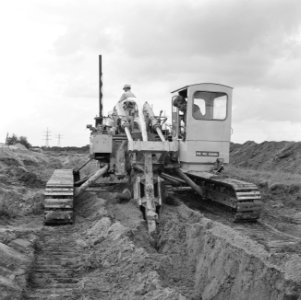 Drainage, industrieterreinen, bronneringsmachines, buizen, sleuven, Utrecht, Bestanddeelnr 165-0938