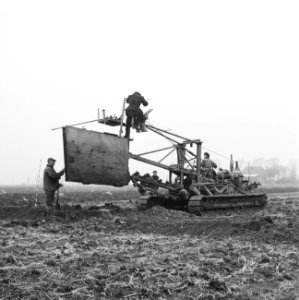 Drainage, arbeiders, machines, bos en kalis nv, IJpolder, Bestanddeelnr 160-0424