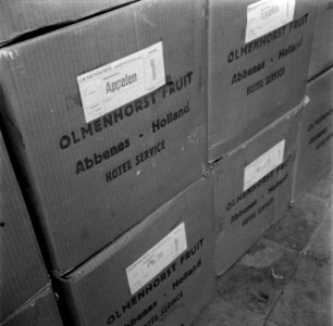 Dozen met appels op kwekerij de Olmenhorst in Abbenes, Bestanddeelnr 254-5347
