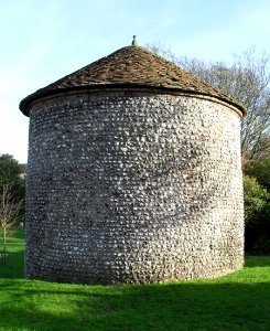 Dovecote in Motcombe Gardens, Motcombe Lane, Eastbourne (NHLE Code 1043649) (April 2011)