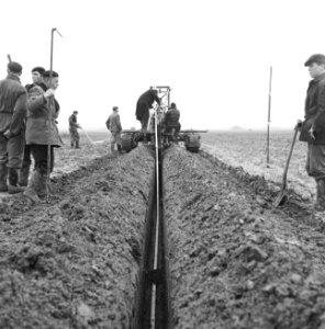 Drainage, arbeiders, buizen, plastic, machines, Bestanddeelnr 160-0459