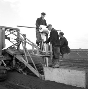 Drainage, buizen, arbeiders, machines, ende van der, Googerpolder, Bestanddeelnr 160-0484