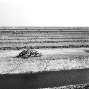 Drainage, buizen, arbeiders, machines, hooikas, Westfriese Zeedijk, Bestanddeelnr 160-0487