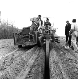 Drainage, arbeiders, machines, barth, Bestanddeelnr 160-0352
