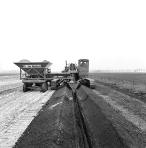 Drainage, machines, graven, grond, Bestanddeelnr 164-1181
