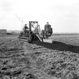 Drainage, machines, drains, plastic, arbeiders, Bestanddeelnr 160-0478