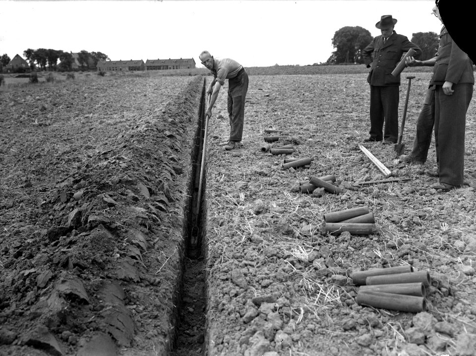 Drainage, arbeiders, leggen, drainbuizen, Bestanddeelnr 160-0293