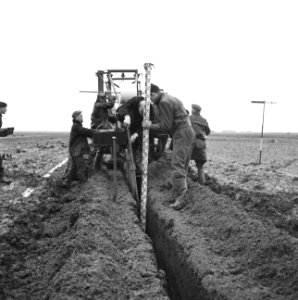 Drainage, arbeiders, buizen, plastic, machines, Bestanddeelnr 160-0461
