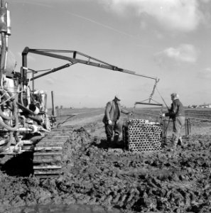 Drainage, machines, buizen, arbeiders, heusden, altena, Bestanddeelnr 160-0557