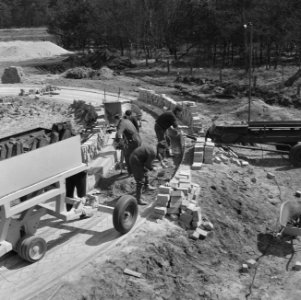 Drainage, proefbanen, tussenlagen, arbeiders, Bestanddeelnr 165-1073
