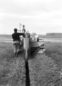 Drainage, machine, graven, sleuven, howard trench digger, Maas en Waal, Bestanddeelnr 160-0324