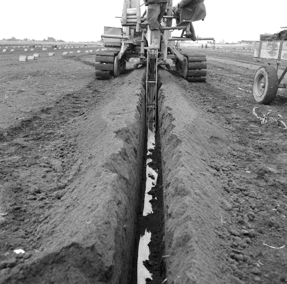 Drainage, buizen, arbeiders, machines, ende van der, Googerpolder, Bestanddeelnr 160-0486