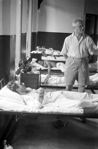 Dr. C.P.M. Romme (in licht overhemd) tijdens bezoek aan het Militair Hospitaal t, Bestanddeelnr 145-4-3