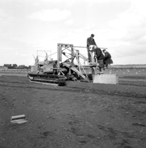 Drainage, buizen, arbeiders, machines, ende van der, Googerpolder, Bestanddeelnr 160-0483