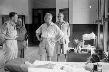 Dr. C.P.M. Romme (in licht overhemd) tijdens bezoek aan het Militair Hospitaal t, Bestanddeelnr 145-3-3