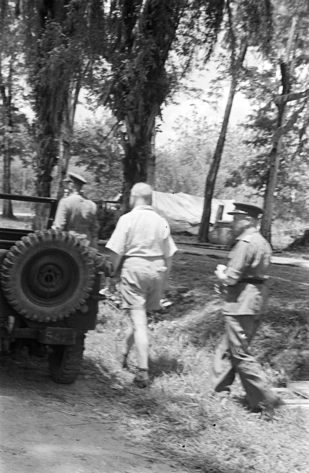 Dr. C.P.M. Romme (in licht overhemd ) maakt tocht langs de dodenweg van Medan , Bestanddeelnr 146-2-6