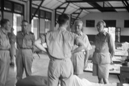 Dr. C.P.M. Romme (in licht overhemd) tijdens bezoek aan het Militair Hospitaal t, Bestanddeelnr 145-6-3
