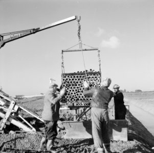 Drainage, machines, buizen, arbeiders, heusden, altena, Bestanddeelnr 160-0558