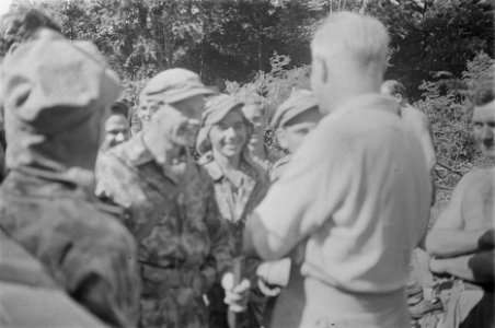 Dr. C.P.M. Romme (in wit overhemd) spreekt met de manschappen van II-6 R.I. in d, Bestanddeelnr 127-2-3