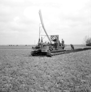 Drainage, machines, drains, plastic, arbeiders, Bestanddeelnr 160-0476