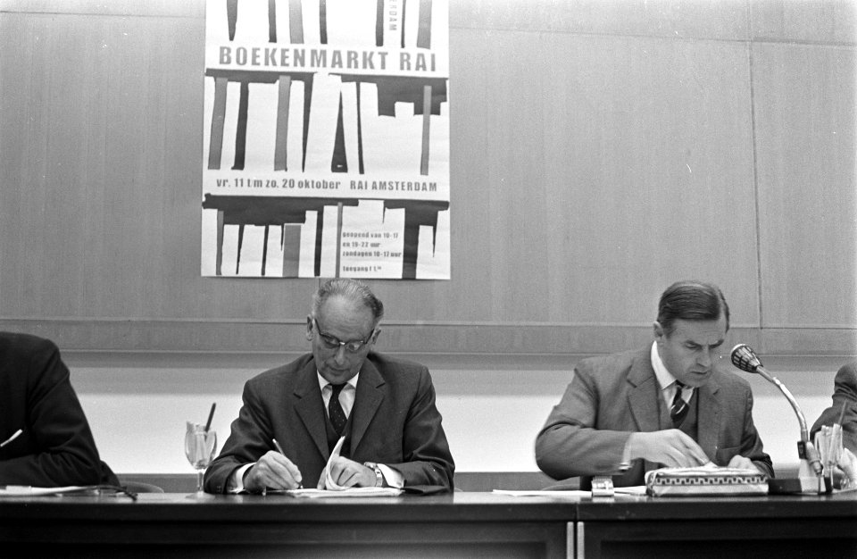 Dr. F.L. Polak (links) en de heer C.A.J. van Dishoeck, Bestanddeelnr 921-7277