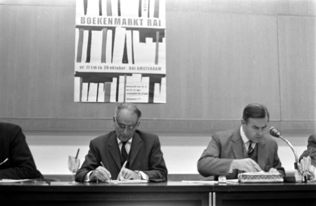 Dr. F.L. Polak (links) en de heer C.A.J. van Dishoeck, Bestanddeelnr 921-7277