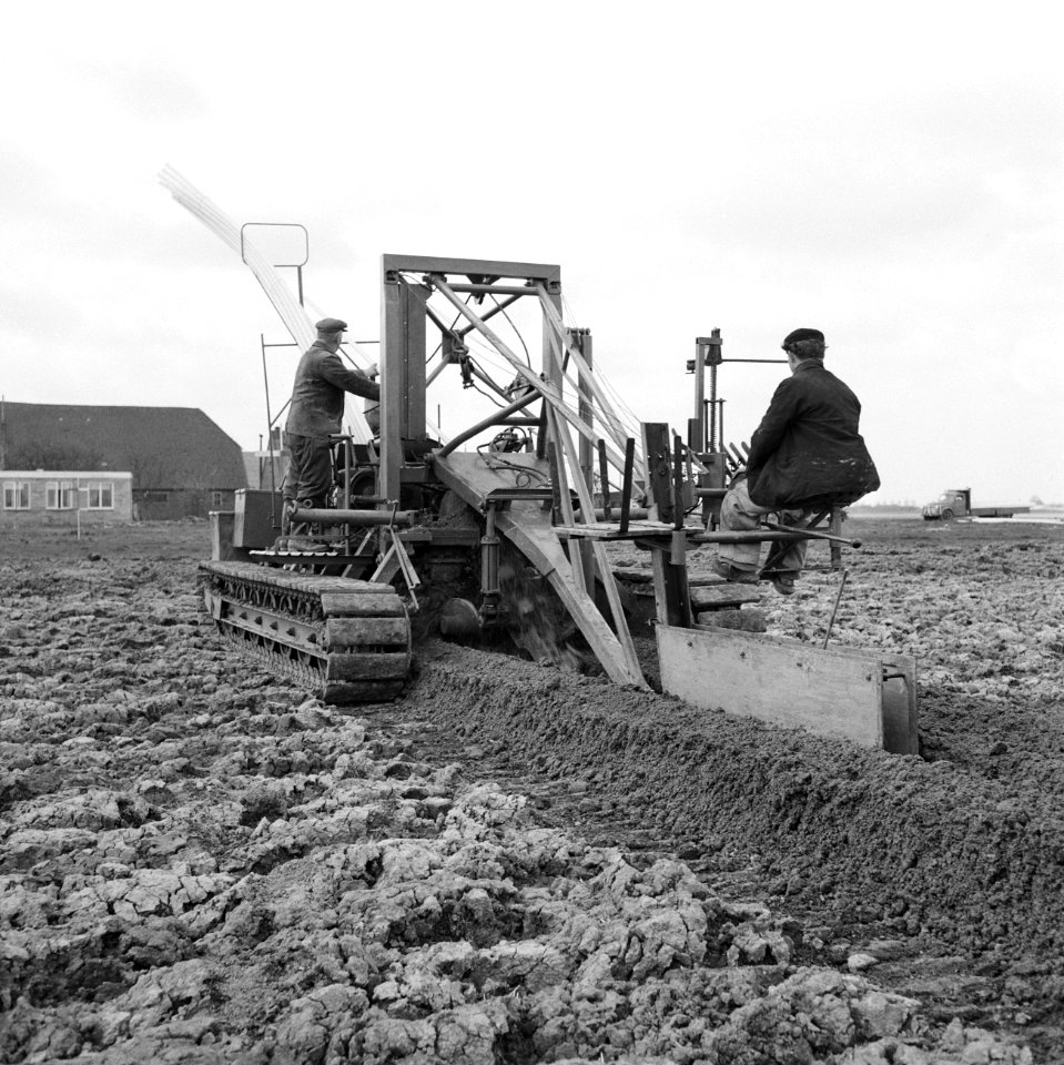 Drainage, machines, drains, plastic, arbeiders, Bestanddeelnr 160-0481