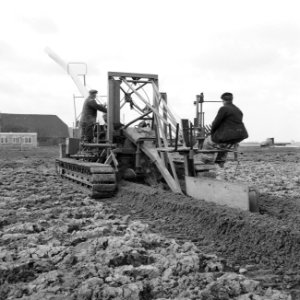 Drainage, machines, drains, plastic, arbeiders, Bestanddeelnr 160-0481