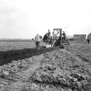 Drainage, machines, drains, plastic, arbeiders, Bestanddeelnr 160-0477