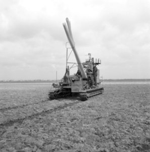 Drainage, machines, drains, plastic, arbeiders, Bestanddeelnr 160-0480