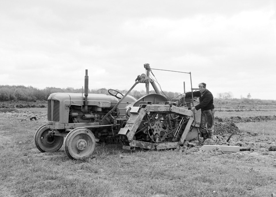 Drainage, machine, graven, sleuven, howard trench digger, Maas en Waal, Bestanddeelnr 160-0320