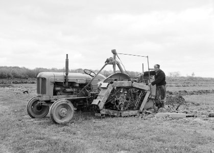 Drainage, machine, graven, sleuven, howard trench digger, Maas en Waal, Bestanddeelnr 160-0320