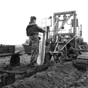 Drainage, machines, arbeiders, buizen, Bestanddeelnr 160-0501