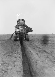 Drainage, machine, graven, sleuven, barber greene, Bestanddeelnr 160-0316