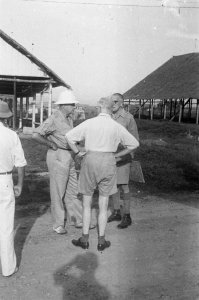 Dr. C.P.M. Romme (in licht overhemd) in gesprek met een planter Rechts G. Pasto, Bestanddeelnr 146-1-1