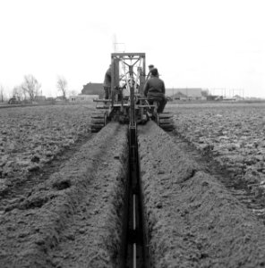 Drainage, machines, arbeiders, plastic, drains, Bestanddeelnr 160-0467