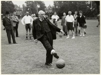 Dr. C. Spoelder verricht de aftrap bij een voetbalwedstrijd van H.F.C. aan de Spanjaardslaan. NL-HlmNHA 54019346