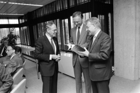 Dr. C. J. Oort , voorzitter van commissie Oort tijdens aanbieding rapport loon- , Bestanddeelnr 933-6675