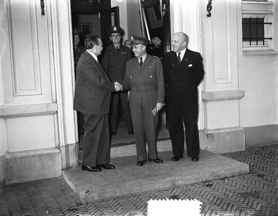 Dr. Drees ontvangt Generaal Gruenther, Bestanddeelnr 906-0374