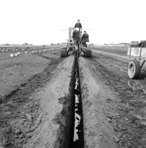 Drainage, buizen, arbeiders, machines, ende van der, Googerpolder, Bestanddeelnr 160-0485