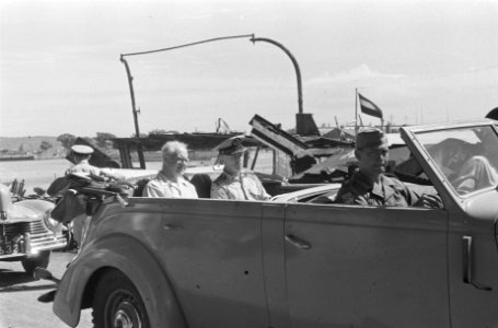 Dr. C.P.M. Romme in een open auto met kolonel der Mariniers Heringa, Bestanddeelnr 137-2-4