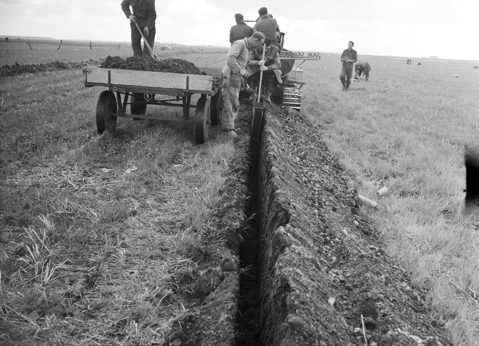 Drainage, arbeiders, machines, Bestanddeelnr 160-0343
