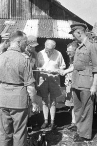 Dr. C.P.M. Romme (in licht overhemd) bekijkt samen met enkele officieren en G. P, Bestanddeelnr 144-4-4