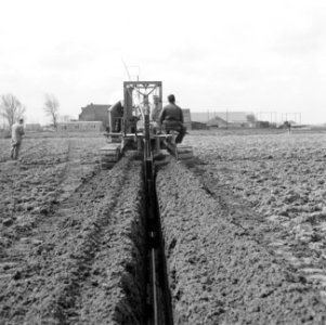 Drainage, machines, drains, plastic, arbeiders, Bestanddeelnr 160-0479