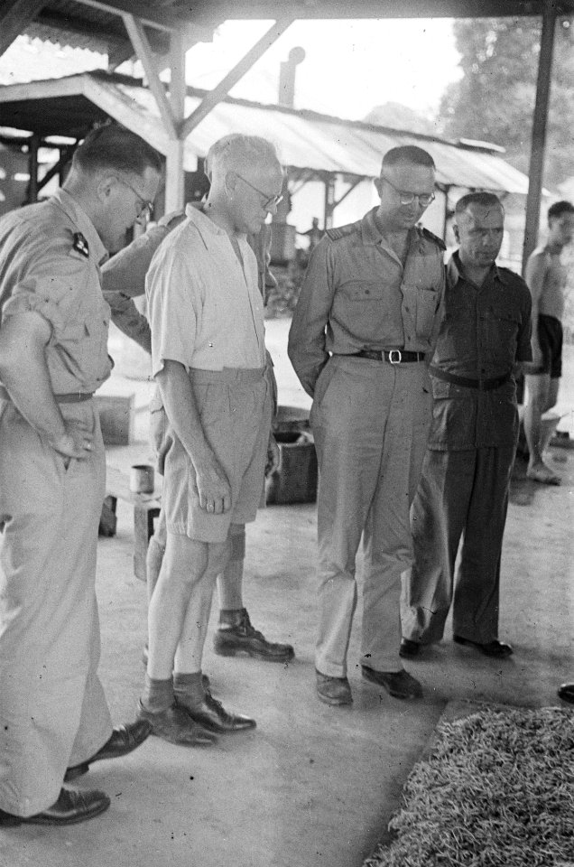 Dr. C.P.M. Romme (in licht overhemd) tijdens bezoek aan het Militair Hospitaal t, Bestanddeelnr 145-5-2