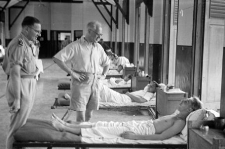 Dr. C.P.M. Romme (in licht overhemd) tijdens bezoek aan het Militair Hospitaal t, Bestanddeelnr 145-5-3